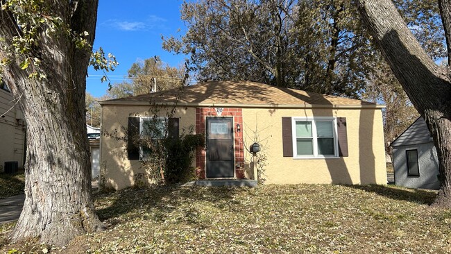 Building Photo - 2 bedroom house