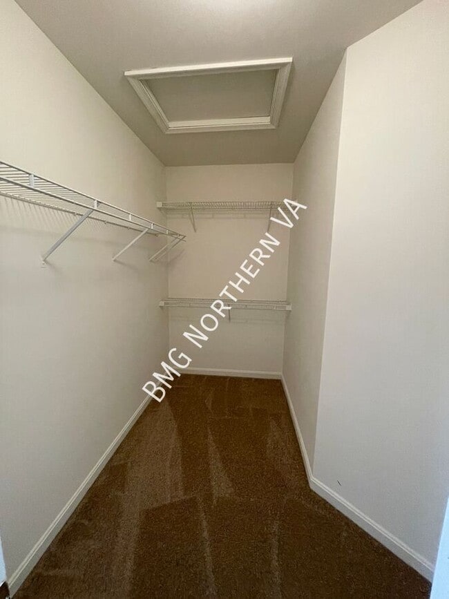 Building Photo - 865 Tall Oaks Square