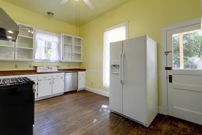 Building Photo - 304 Olive St