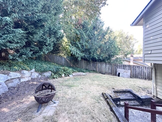 Building Photo - 3 Bed 2.5 Bath 3 Level Home w/ Furnished B...