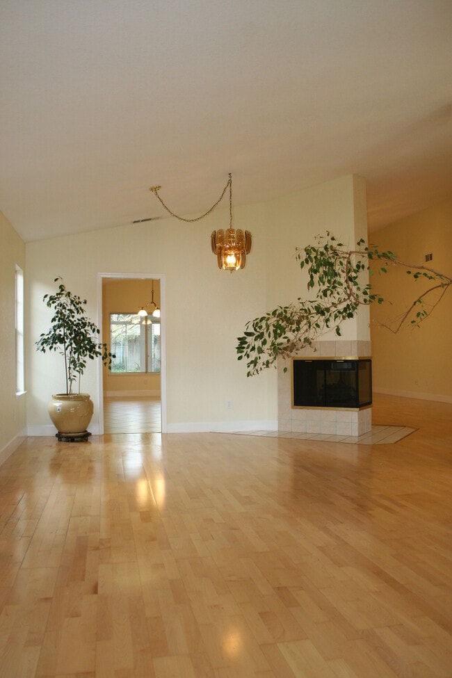 Building Photo - 10317 Walnut Creek Ct