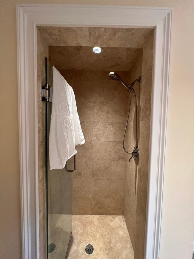 Building Photo - 120 Merwins Ln