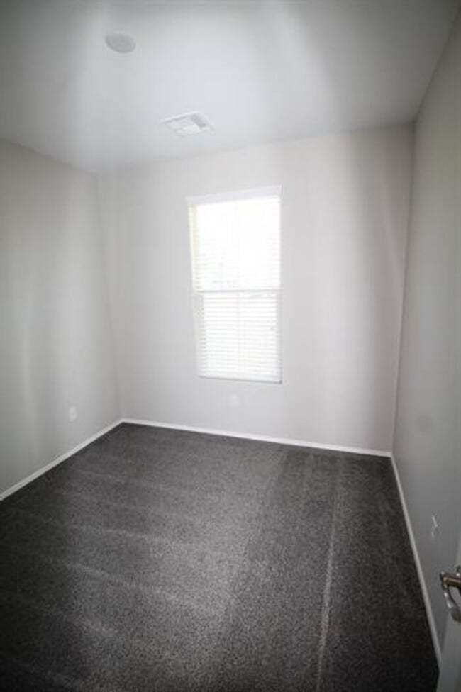 Building Photo - Desirable La Estancia Neighboorhood