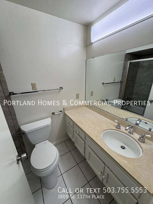 Building Photo - 3809 NE 137th Pl