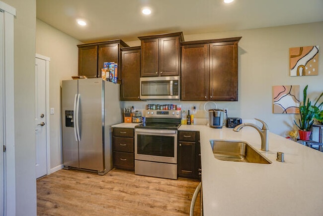 Building Photo - NEWER THREE BEDROOM IN ORCHARDS