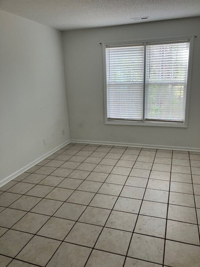 Building Photo - 909-H