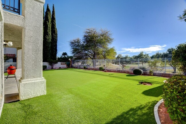 Building Photo - COMING SOON!! $1000 off 1st months Rent Guard-Gated Golf Course Living on the 14th Green!