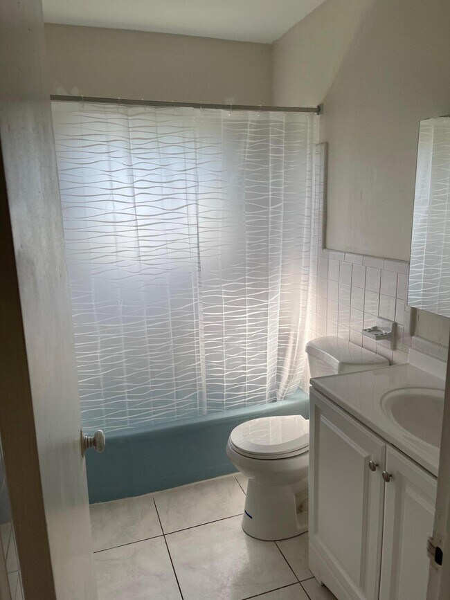 Building Photo - 2300 NE 5th Ave