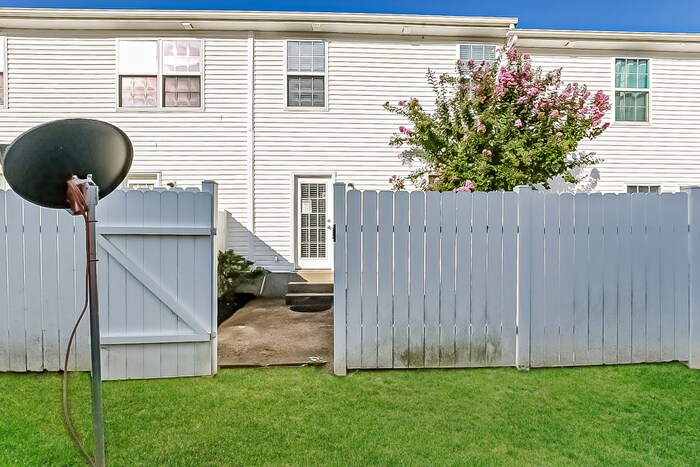 Building Photo - 410 Wichita Dr