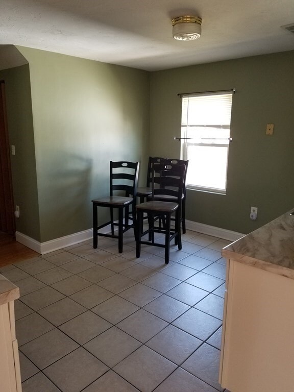 Building Photo - 593 Park St