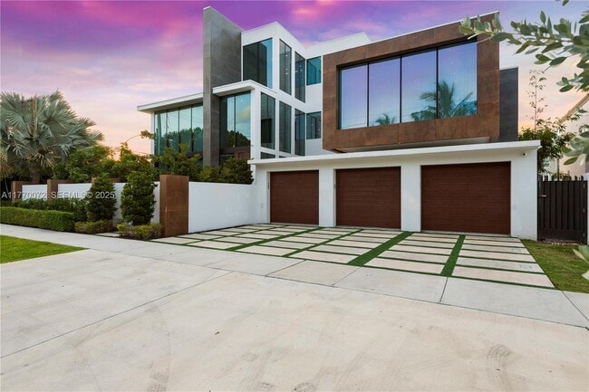 Building Photo - 1400 Bayview Dr