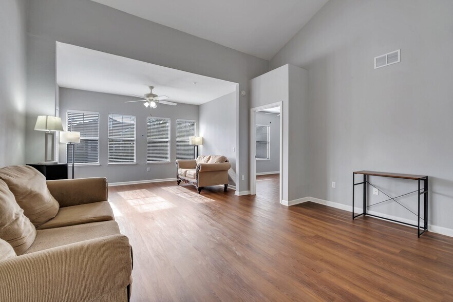 Building Photo - 2801 Chancellorsville Dr