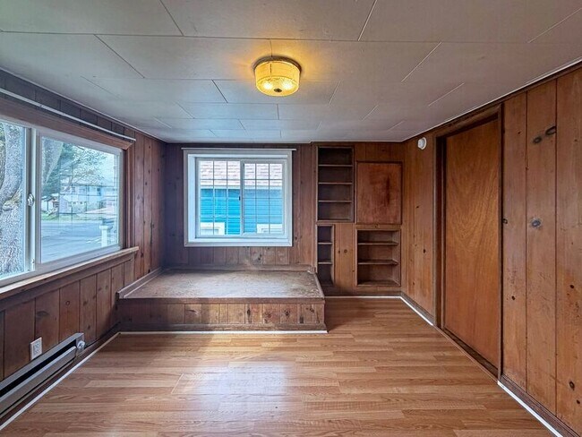 Building Photo - 539 Madison St