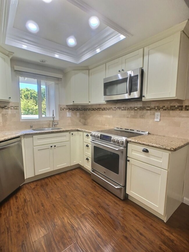 Building Photo - Updated 2 Bedroom /2 Bath Condo in New Hor...