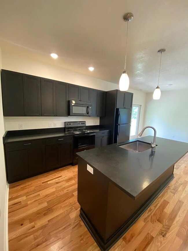 Building Photo - 610