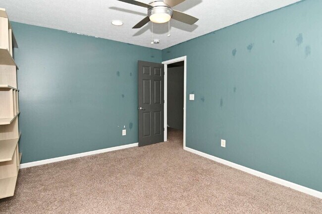 Building Photo - Spacious 4-Bedroom Haven with 2.5 Baths and Nearly 3,000 Sq Ft of Comfort in Indianapolis!