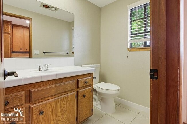 Building Photo - Spacious and Inviting 4Bdm 3Ba Home Nestled in the Scenic Hills of Fallbrook!