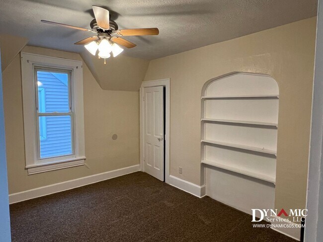 Building Photo - 813-815 S Summit Ave