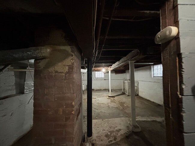 Building Photo - 3 Bedroom 1 Bath, Single Family Home, Lyell - Otis Neighborhood!