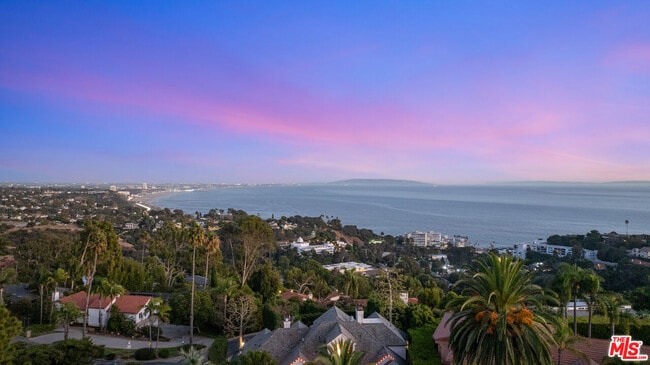 Building Photo - 620 Resolano Dr