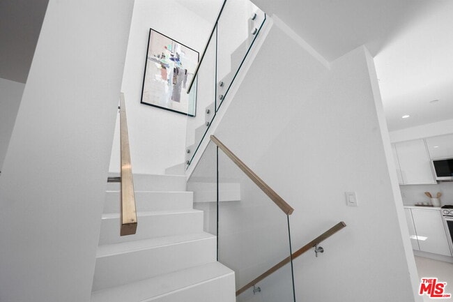 Building Photo - 621 Kings Rd