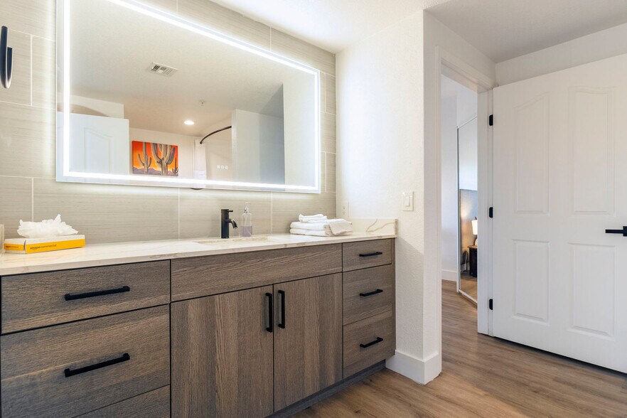 Building Photo - 15608 N 71st St