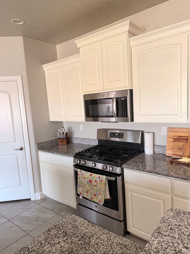 Building Photo - Beautiful Sky Ridge Home