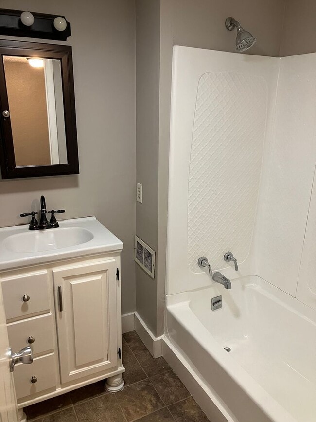 Building Photo - Remodeled Eastwood 3 bedroom