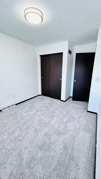 Building Photo - 2611 W 60th St