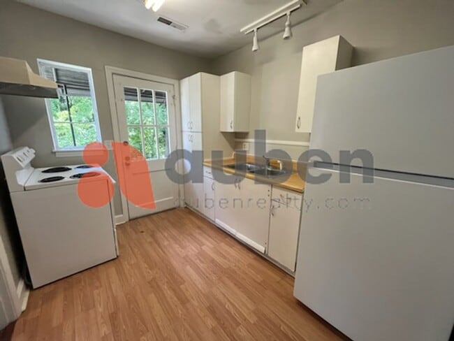 Building Photo - Move in Ready 2BR/1BA with Tons of Charm i...