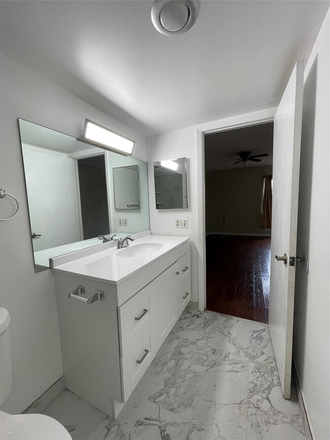 Building Photo - 4158 Inverrary Dr