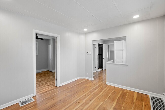 Building Photo - Beautiful 1 bedroom home with BONUS room in Natrona Heights available April 1!