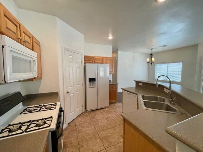 Building Photo - Great Spacious 3 bedroom Townhome Available!