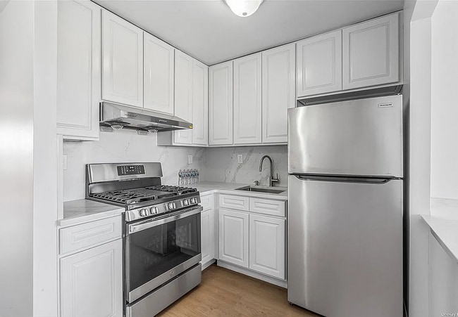 Building Photo - APT 4H