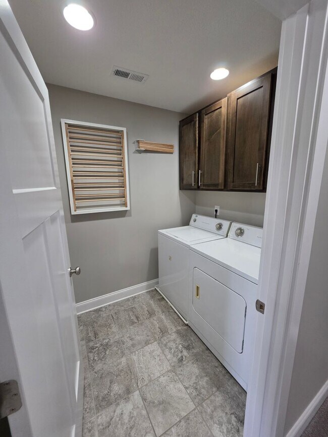 Building Photo - 3/2.5 home in beautiful Jonesborough