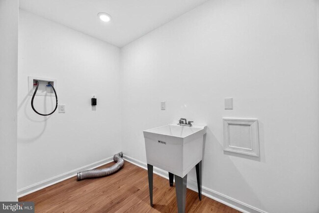 Building Photo - 221 Spring Race Ct