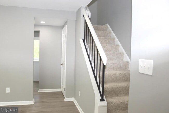 Building Photo - 1029 Kings Ct