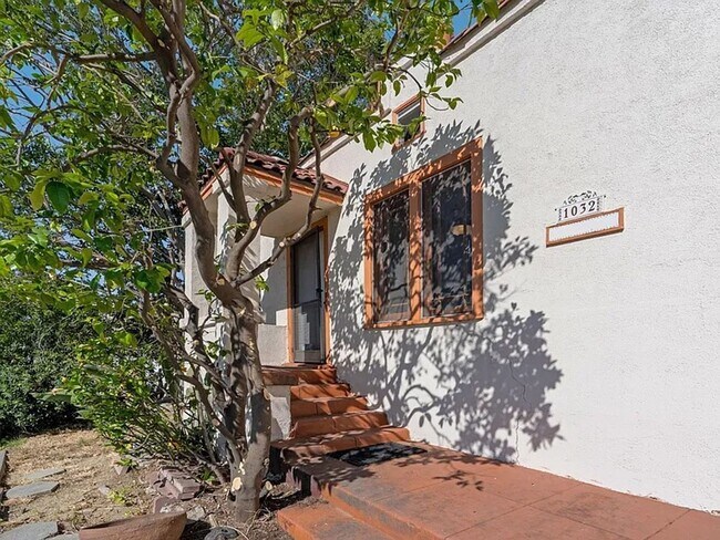 Building Photo - 1044 Manzanita St