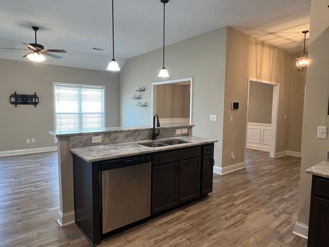 Building Photo - Beautiful Home that looks Brand New