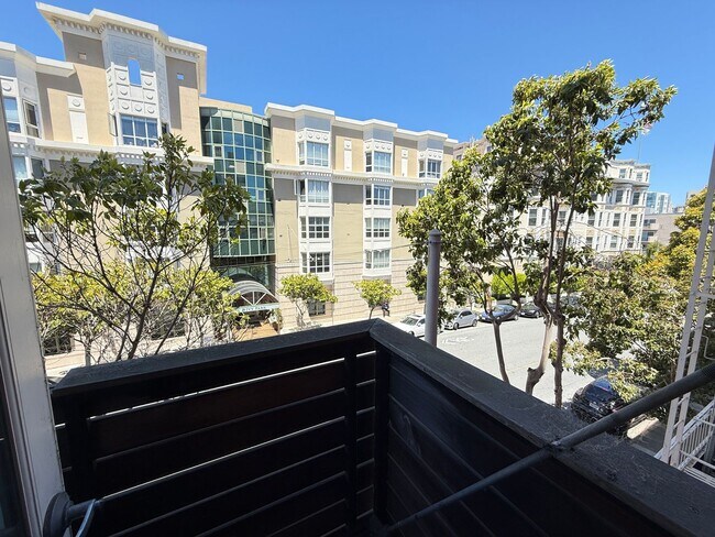 Building Photo - Modern Condo in the Heart of the City's Lo...