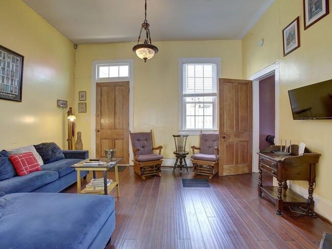 Building Photo - 617 Lyons St