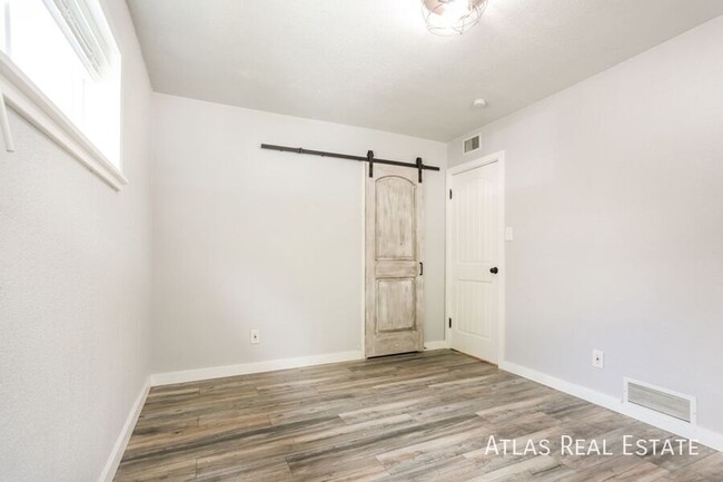 Building Photo - Charming 3-Bedroom Rental with Spacious Ba...