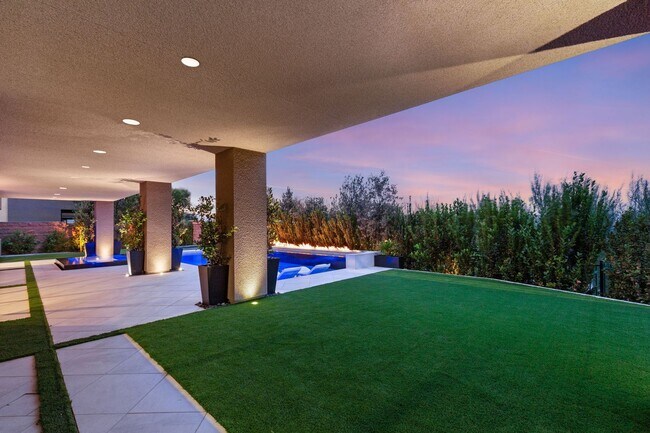 Building Photo - LUXURY 5 BEDROOM HOME IN THE BLUFFS