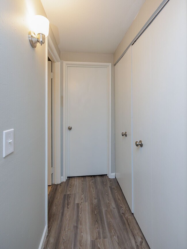 Building Photo - 3rd floor completely renovated and new owners