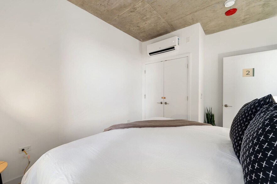 Building Photo - 853 W Blackhawk St