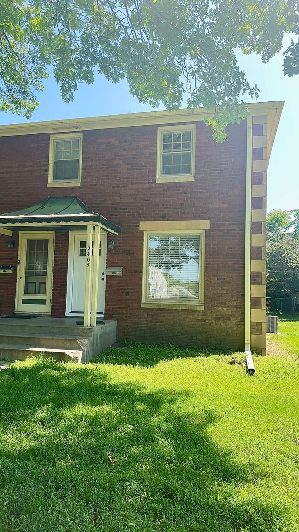 Primary Photo - 2407-2409 Washington St