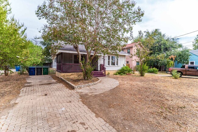 Building Photo - 2-BEDROOM COTTAGE IN TOBIN HILL