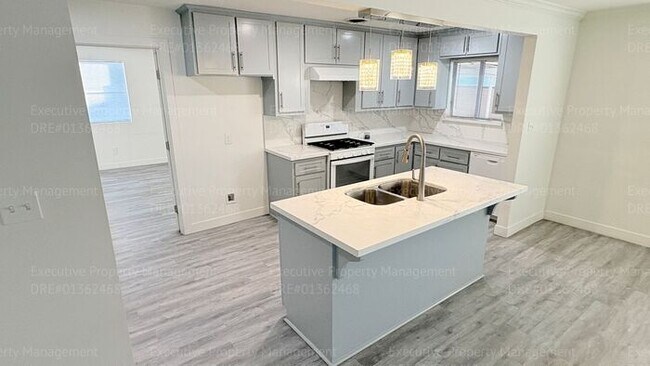 Building Photo - 3 Bedroom 2 bathroom house located near the Kern Medical Hospital, East Bakersfield High, and a s...