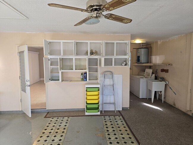 Building Photo - Beautuful 2 bedroom, 2 bath, 2 car garage rental home in Weeki Wachee!
