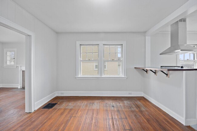 Building Photo - HYDE PARK - Move In Special! Gorgeous 3BR ...